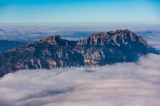 Скалистые вершины гор в облаках — стоковое фото