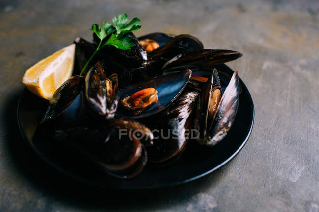 Boiled fresh mussels on plate — Stock Photo
