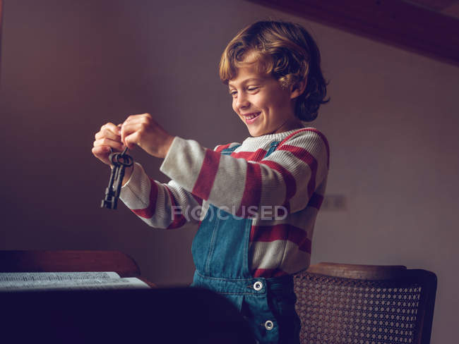 Boy holding vintage keys — Stock Photo