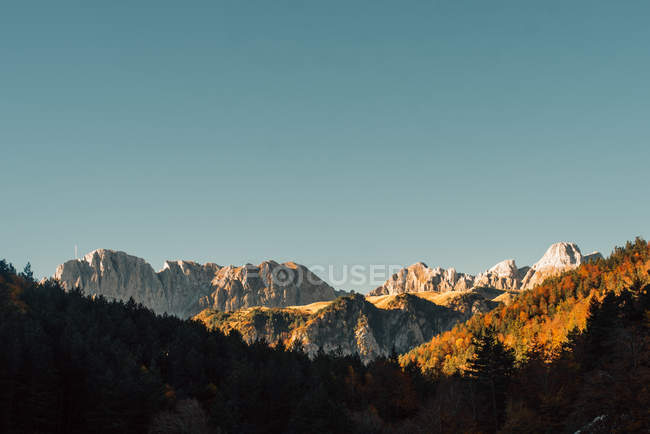 Montagne rocciose e boschi nella giornata di sole — Foto stock