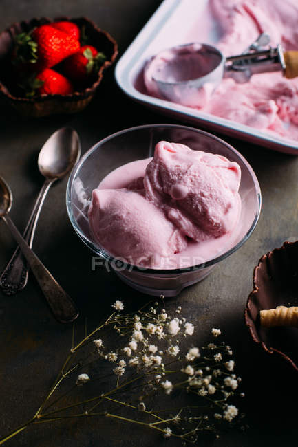 Delizioso gelato alla fragola — Foto stock
