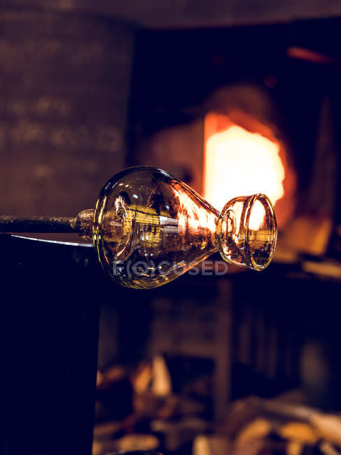 Jarrón hecho de vidrio en fábrica en el fondo del horno de combustión . - foto de stock