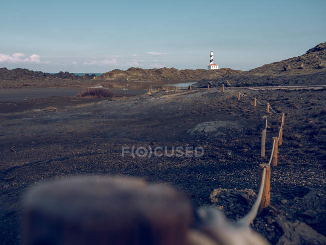 Felsige Küste und Leuchtturm — Stockfoto