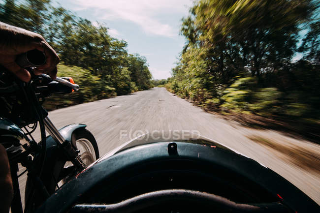 Motorcycle sidecar on green remote road, Cuba — Stock Photo