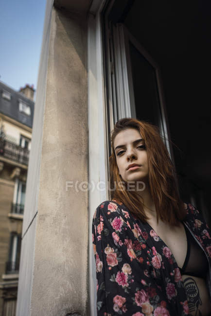 Femme sensuelle debout à la fenêtre — Photo de stock