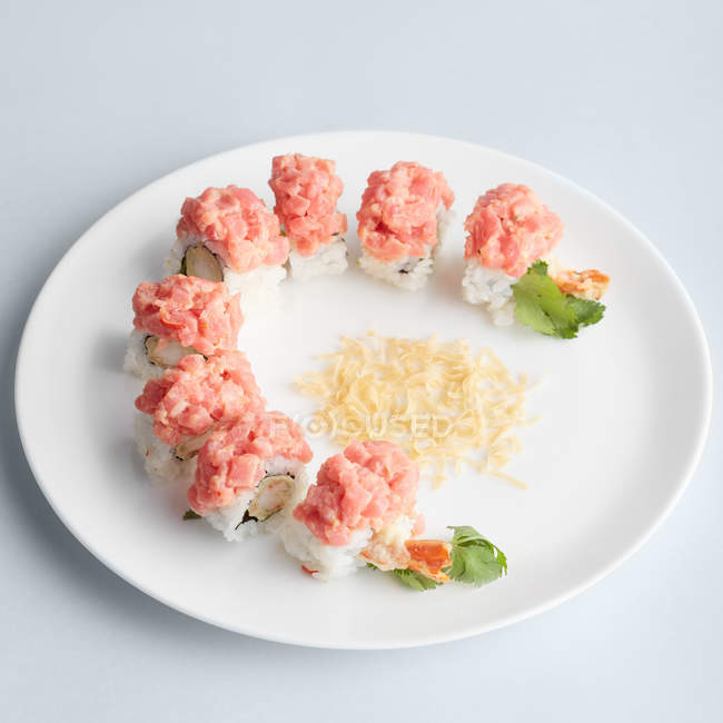 Rollo de sushi japonés adornado con salsa - foto de stock