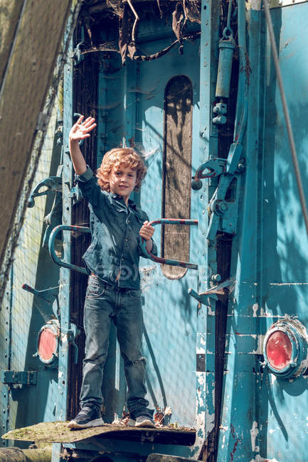 Niño parado fuera del vagón - foto de stock