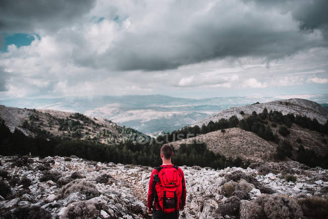 Рюкзак стоїть в горах — стокове фото