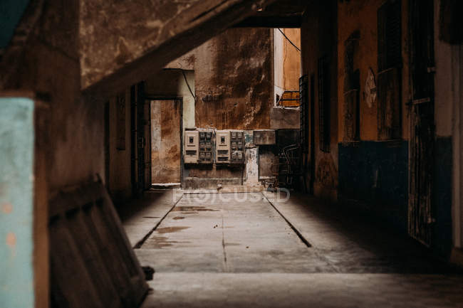 Exterior de la vieja calle vacía con fachadas en mal estado a la luz del día, Cuba - foto de stock