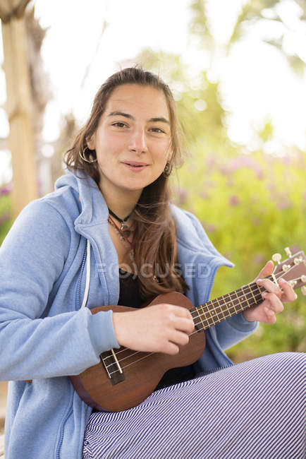 Mujer jugando ukelele - foto de stock