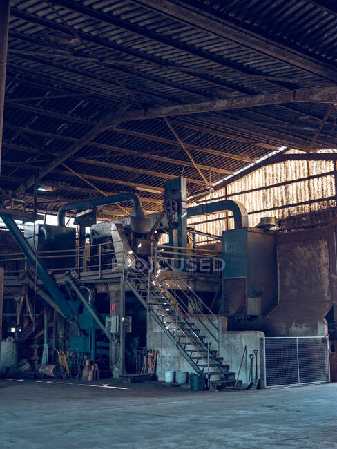 Vue de l'intérieur d'une usine abandonnée — Photo de stock