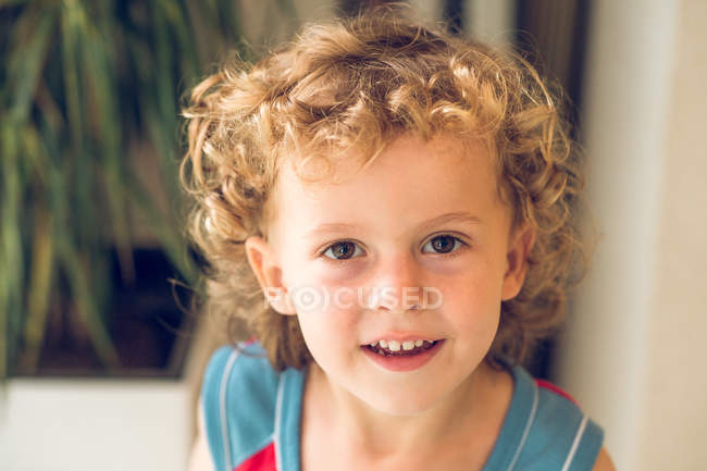 Petit garçon blond — Photo de stock