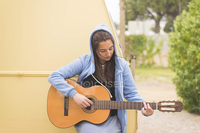 Frau spielt Gitarre — Stockfoto
