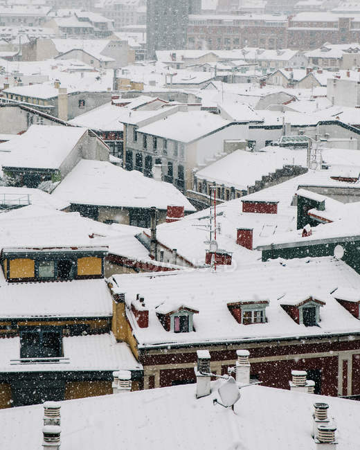 Vista aérea de telhados nevados de casas em Bilbau, Espanha . — Fotografia de Stock