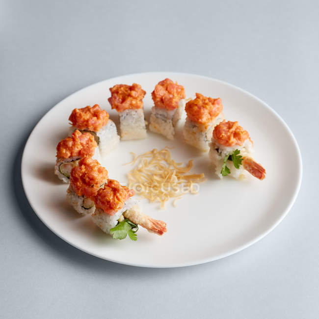 Sushi da Califórnia rolar com camarões — Fotografia de Stock