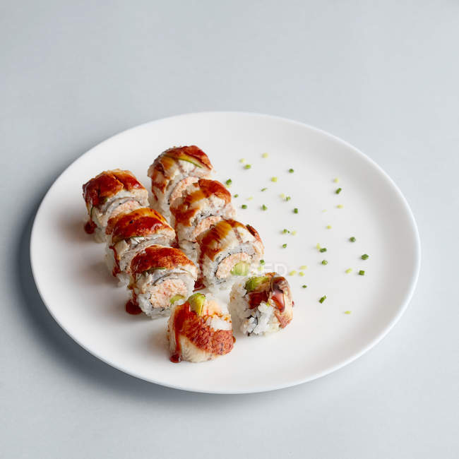Sushi da Califórnia rolar com enguia — Fotografia de Stock