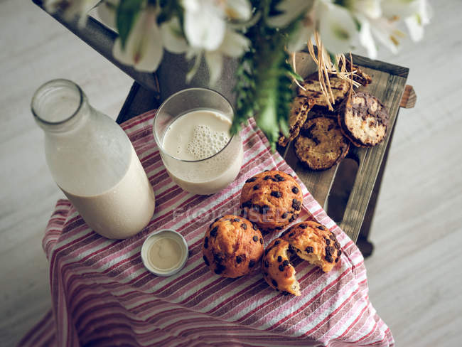 Latte e muffin al cioccolato — Foto stock
