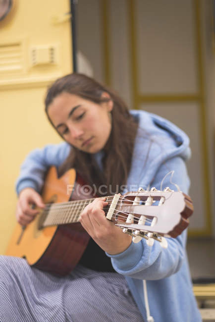 Mujer tocando guitarra - foto de stock