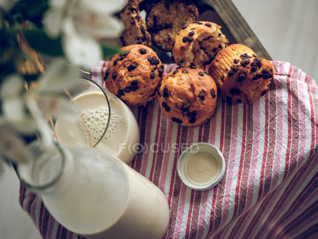 Milk and muffins with chocolate — Stock Photo