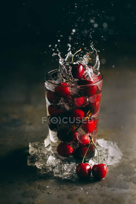 Cerejas frescas em vidro com gelo — Fotografia de Stock