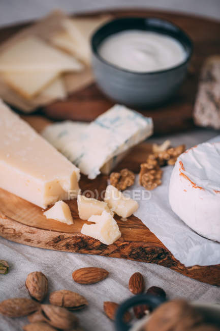 Plateau au fromage avec différentes noix — Photo de stock