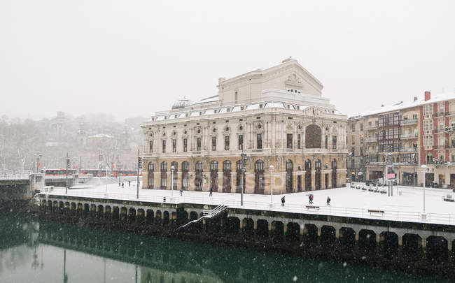 Edificio histórico en el canal fluvial en invierno en Bilbao, España . - foto de stock