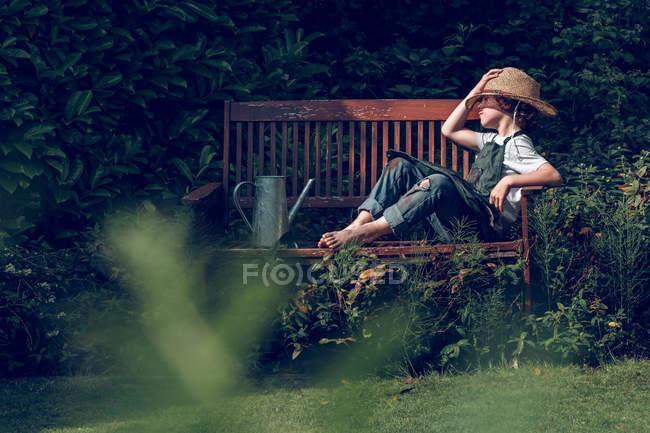 Garçon reposant sur le banc — Photo de stock