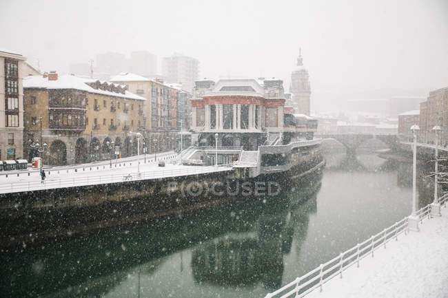 Canal do rio e rua coberta de neve em Bilbau, Espanha . — Fotografia de Stock
