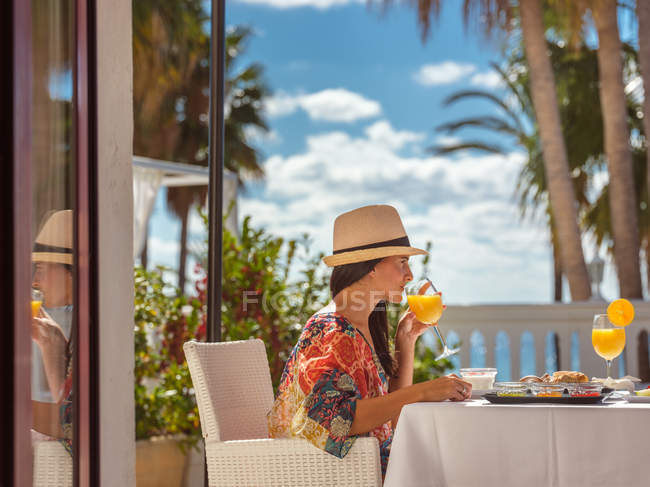 Mujer desayunando en el hotel - foto de stock