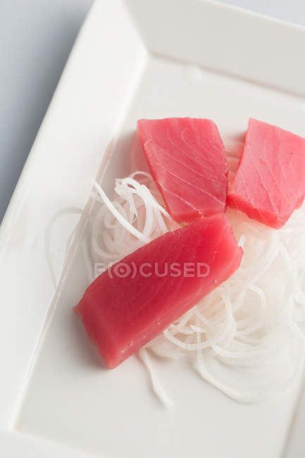 Atún sashimi japonés con set de daikon - foto de stock