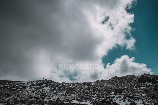 Mochileiro em pé nas montanhas — Fotografia de Stock