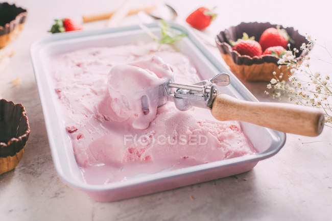 Délicieuse crème glacée fraise — Photo de stock