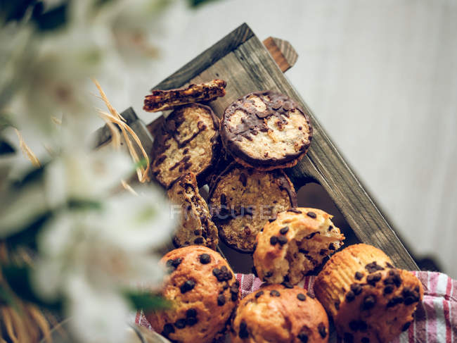 Gebackene Muffins mit Schokolade — Stockfoto
