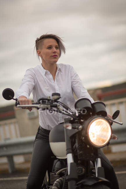 Mulher sentada em moto — Fotografia de Stock