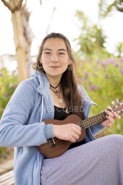 Mulher tocando ukelele — Fotografia de Stock