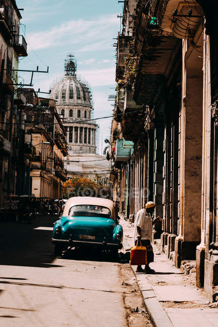 Ciudad exterior con arquitectura antigua y coche de época, Cuba - foto de stock