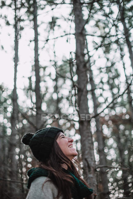 Femme debout dans les bois — Photo de stock