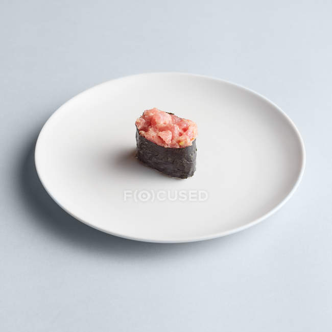 Maki sushi en el plato - foto de stock