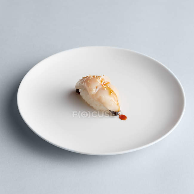 Sushi nigiri minimaliste sur assiette — Photo de stock