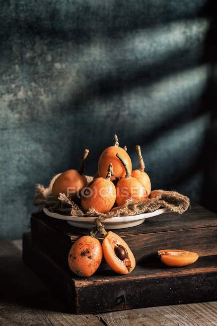 Fresh loquats on plate — Stock Photo