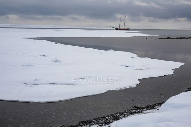 Fessurazione del ghiaccio sull'acqua — Foto stock