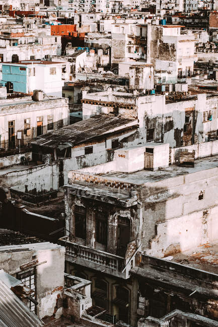 Cubano danificado e desgastado edifícios da cidade colocados em área densa distrito — Fotografia de Stock