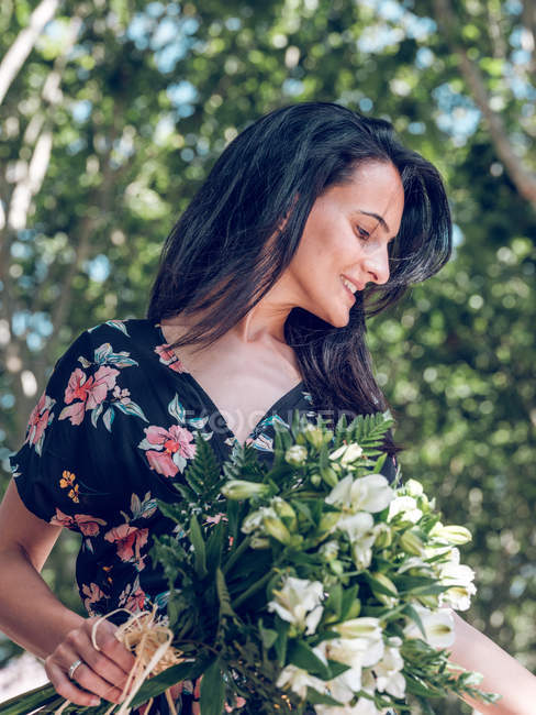 Femme avec bouquet de fleurs — Photo de stock