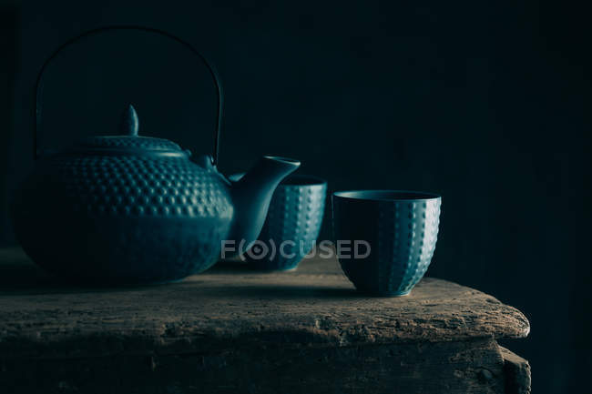 Tetera azul y tazas de té - foto de stock