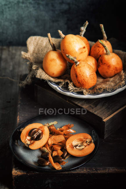 Fresh loquats on plates — Stock Photo