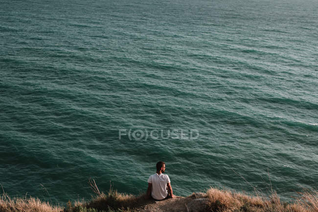 Mann blickt auf Seenlandschaft — Stockfoto