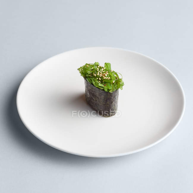 Sushi Maki com algas marinhas na placa — Fotografia de Stock