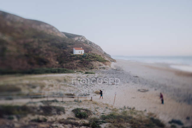 Persone che camminano sulla spiaggia — Foto stock