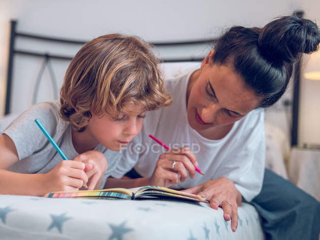 Mother and kid coloring pictures — Stock Photo