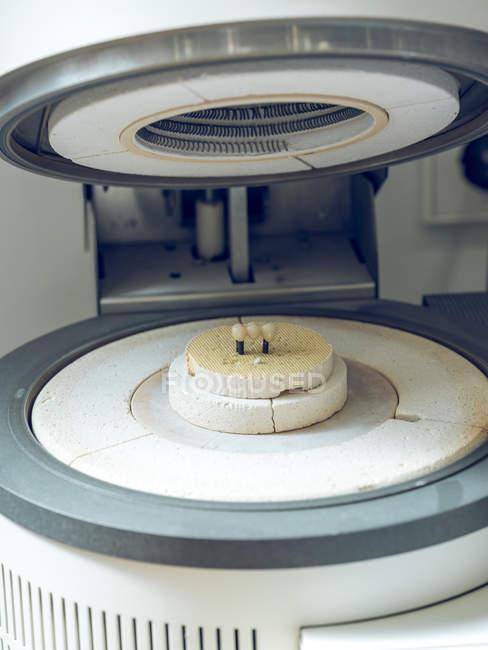 Сучасна машина для виготовлення зубів — стокове фото